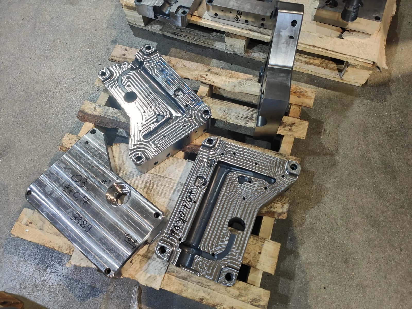 Due piastre dello stampo coi circuiti di condizionamento, su pallet.