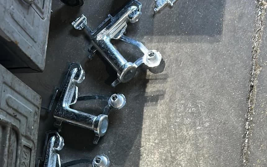 Corpi rubinetto in zama appena stampati, col canale di colata ancora attaccato.