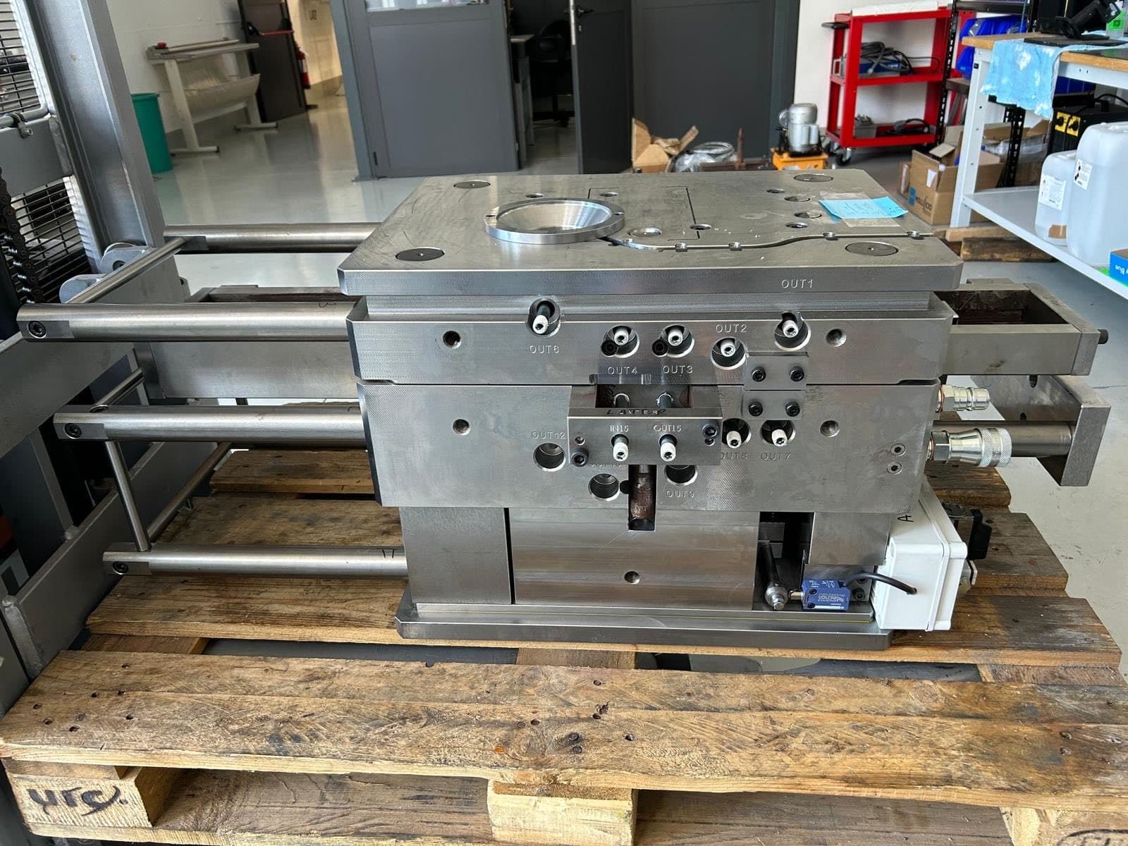 Lo stampo finito su pallet, prima della consegna.