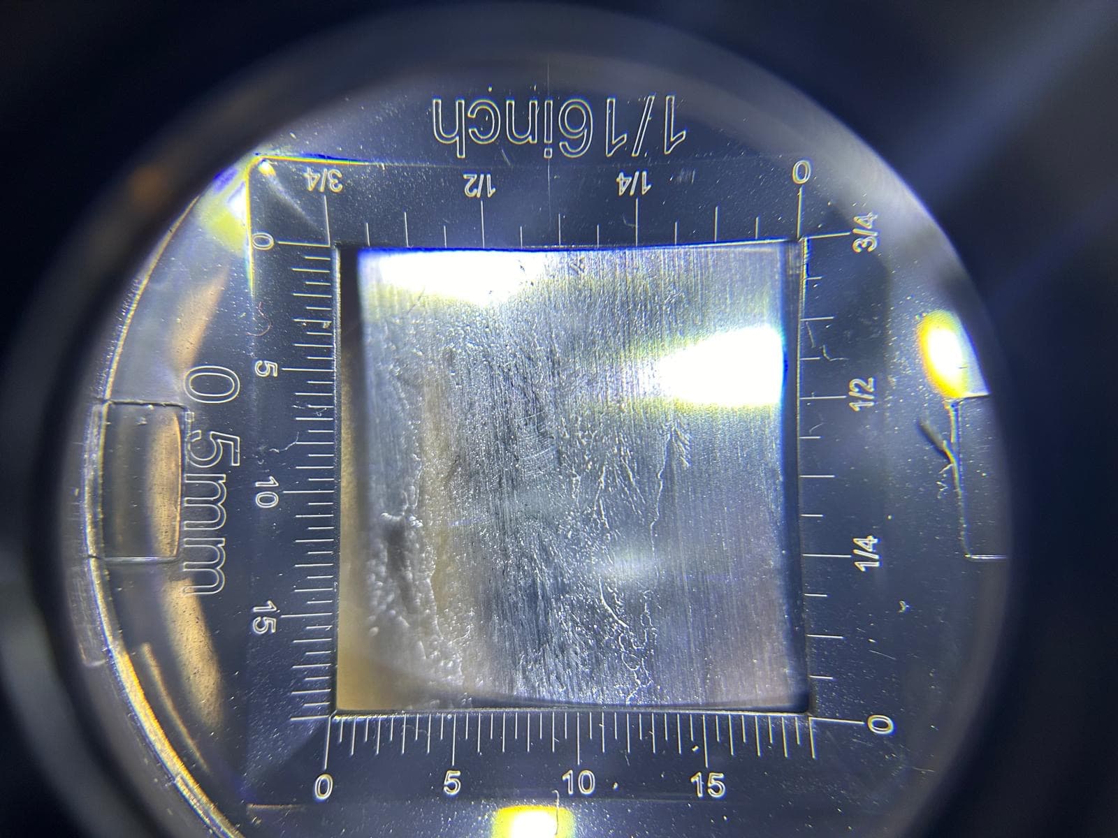 Superficie del pezzo al microscopio senza ugello caldo, con difettosità diffuse.