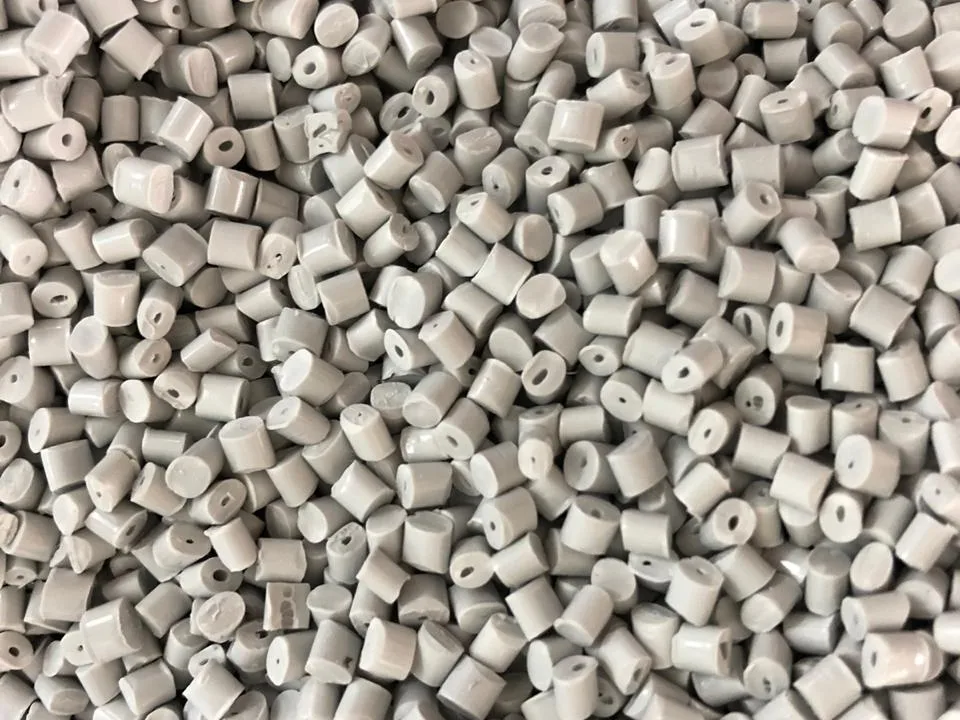 Granuli di ABS, il materiale come arriva alla tramoggia della pressa.